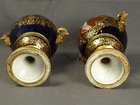 PARIS - Paire de pots couverts sur piédouche en 