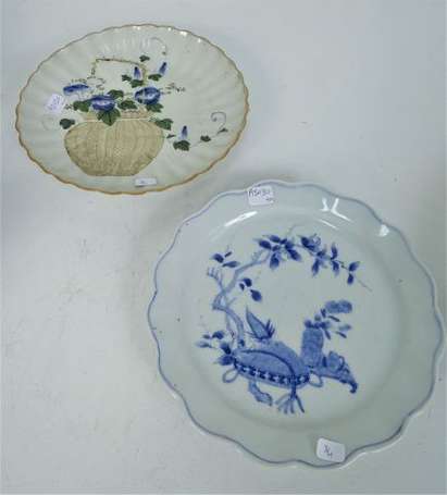 JAPON - Deux assiettes polylobées en porcelaine, 