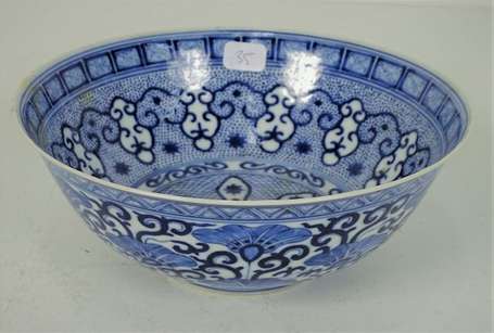 CHINE - Bol en porcelaine à décor en bleu sous 