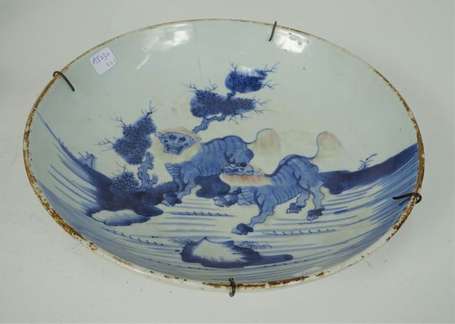 CHINE - Plat en porcelaine à décor en bleu sous 