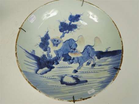 CHINE - Plat en porcelaine à décor en bleu sous 