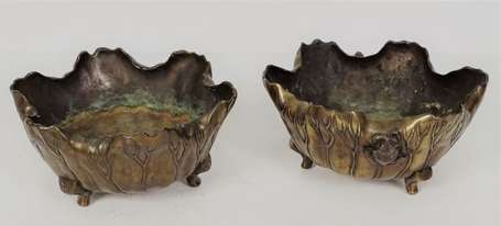 JAPON - Paire de coupes tripodes en bronze, en 