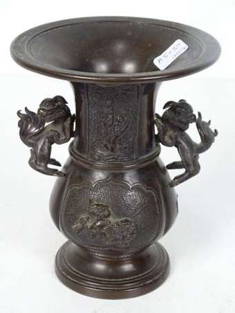 JAPON - Petit vase balustre en bronze à patine 