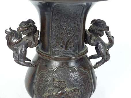 JAPON - Petit vase balustre en bronze à patine 