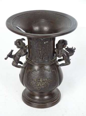 JAPON - Petit vase balustre en bronze à patine 