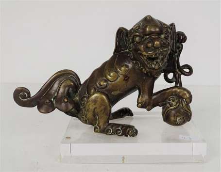 VIETNAM - Chimère en bronze, assise et posant la 