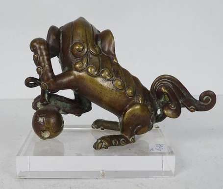 VIETNAM - Chimère en bronze, assise et posant la 