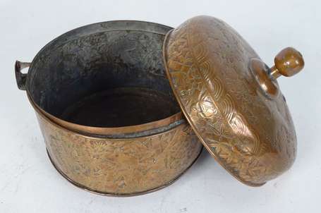 VIETNAM - Pot couvert en cuivre à décor incisé de 