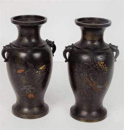 JAPON - Paire de vases balustres en bronze à décor