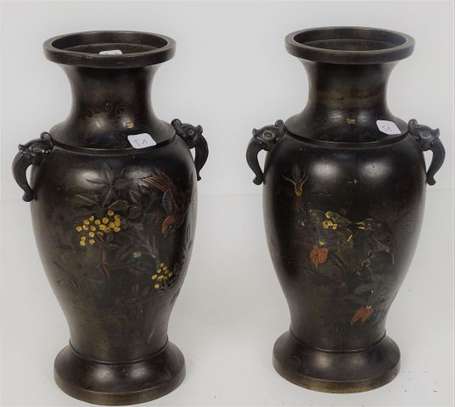 JAPON - Paire de vases balustres en bronze à décor