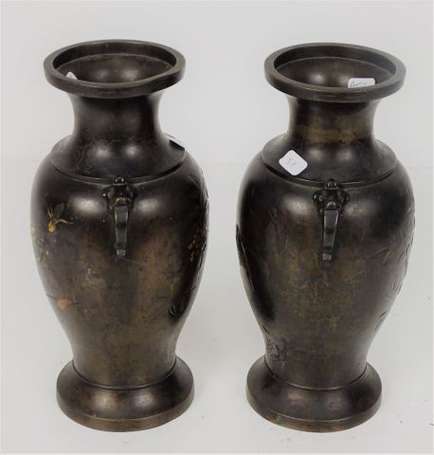 JAPON - Paire de vases balustres en bronze à décor