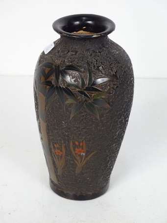 JAPON - Vase en porcelaine imitant le fer, à décor