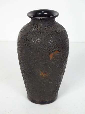 JAPON - Vase en porcelaine imitant le fer, à décor