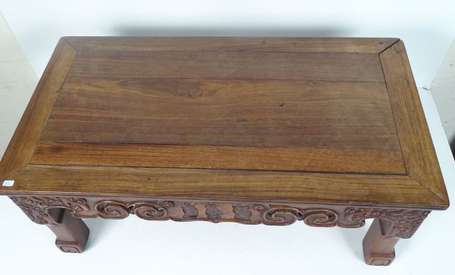 CHINE - Table basse en bois, la ceinture sculptée 