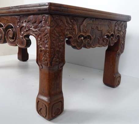 CHINE - Table basse en bois, la ceinture sculptée 