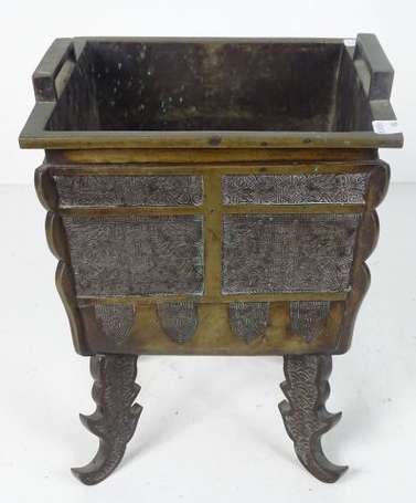 CHINE - Brûle parfum quadripode en bronze à décor 