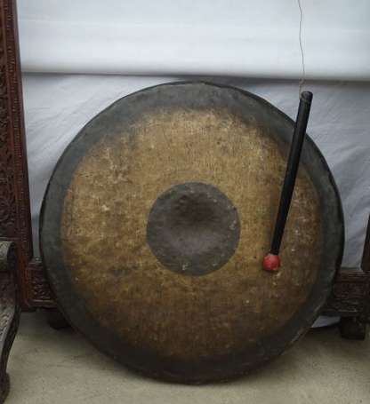CHINE - Gong en bronze et son support en bois 
