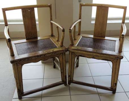 CHINE - Paire de fauteuils en bois laqué jaune, le