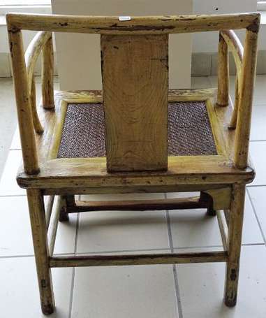 CHINE - Paire de fauteuils en bois laqué jaune, le