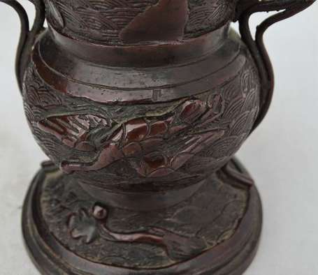 JAPON - Epoque MEIJI (1868-1912). Petit vase en 