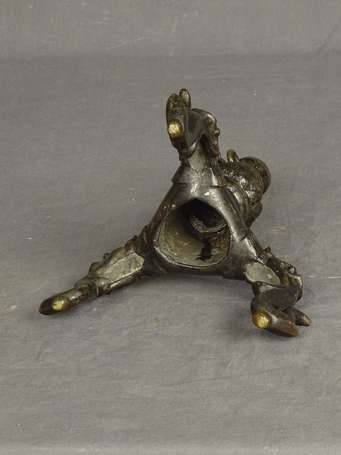 CHINE - Pique-cierges en bronze figurant un lotus 