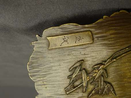 JAPON - Coupe papier en cuivre à décor de singes, 