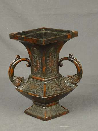 JAPON - Vase en bronze à patine brune et rouge, de