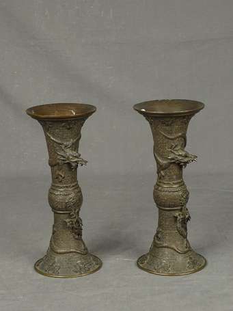 CHINE - Paire de petits vases cornets en bronze à 