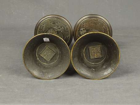 CHINE - Paire de petits vases cornets en bronze à 