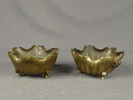 JAPON - Paire de coupes tripodes en bronze, en 