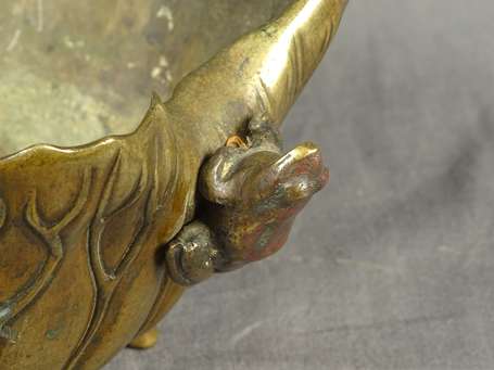 JAPON - Paire de coupes tripodes en bronze, en 