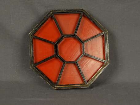 JAPON - Boîte octogonale en laque à décor burgauté