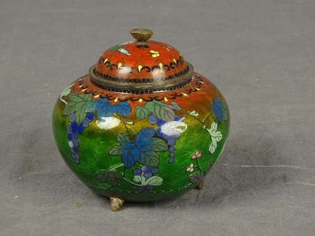 CHINE - Petit pot couvert tripode en cloisonné à 