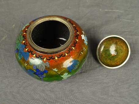 CHINE - Petit pot couvert tripode en cloisonné à 