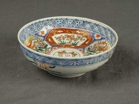 CHINE - Coupe en porcelaine à décor polychrome 