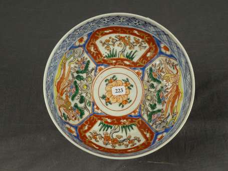 CHINE - Coupe en porcelaine à décor polychrome 