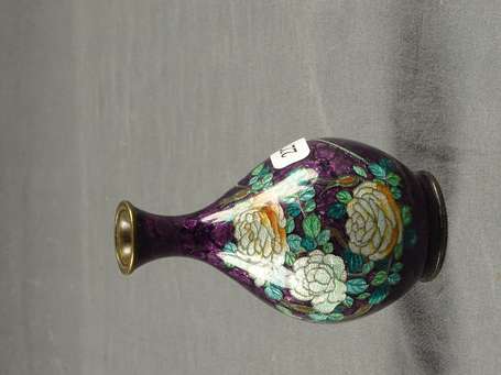 JAPON - Petit vase balustre en cloisonné à décor 