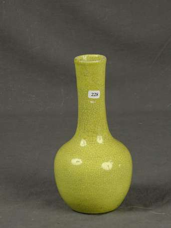 CHINE - Vase balustre en céramique jaune craquelé.