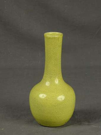 CHINE - Vase balustre en céramique jaune craquelé.