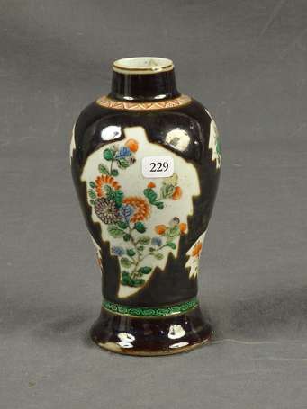 CHINE - Vase à col étroit en porcelaine à décor 