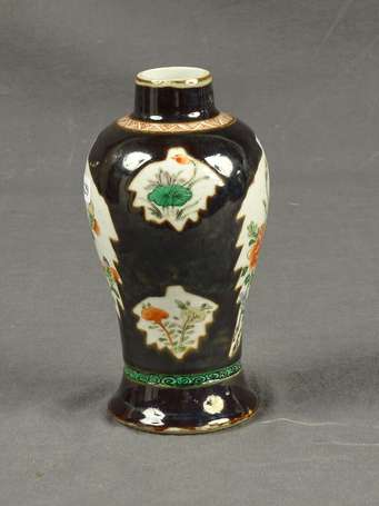 CHINE - Vase à col étroit en porcelaine à décor 