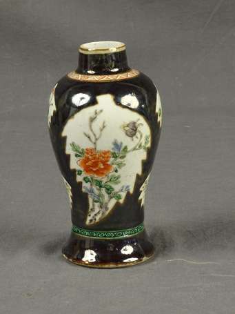 CHINE - Vase à col étroit en porcelaine à décor 