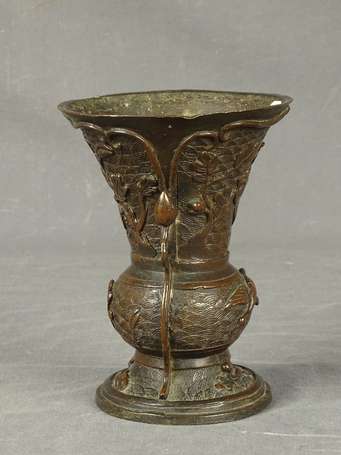 JAPON - Epoque MEIJI (1868-1912). Petit vase en 