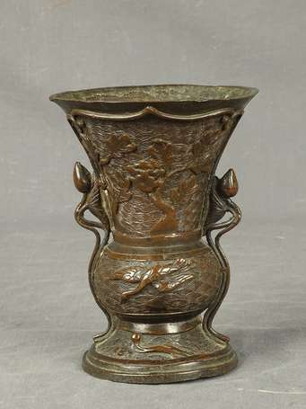 JAPON - Epoque MEIJI (1868-1912). Petit vase en 