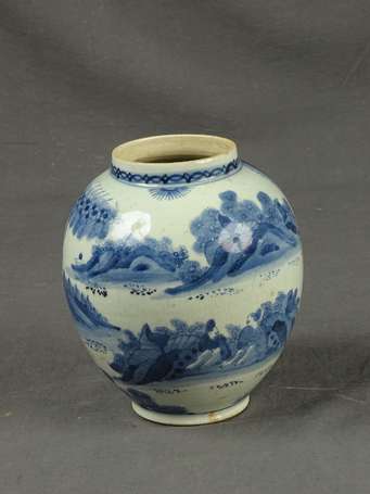 CHINE - Vase à panse renflée en porcelaine à décor