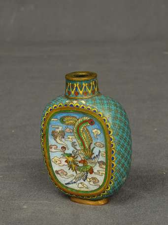 CHINE Tabatière en cloisonné à fond bleu turquoise