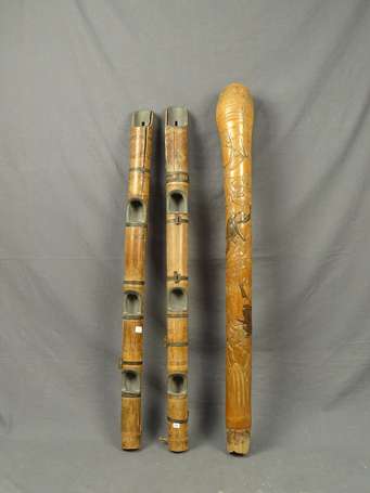 JAPON - Bambou sculpté de singes et de pêches. XXe