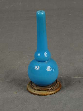 CHINE - Soliflore en verre bleu de Pékin, monté 