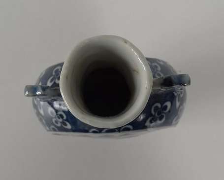 CHINE. Petite gourde en porcelaine à décor en bleu