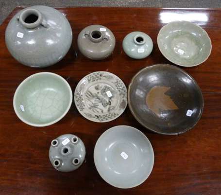 CHINE. Deux petits vases globulaires en grès 